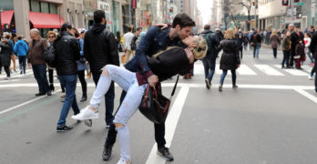 Oggi la “Giornata mondiale del bacio”, fa bene al corpo e alla mente