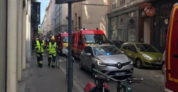 Grande spavento a Lione, esplosione in una strada della città