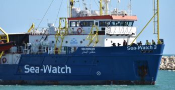 Attracco della Sea Watch a Lampedusa, tratta in arresto la comandante