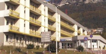 Solofra, Ospedale Landolfi: un fiore alle sue porte per commemorare la “scomparsa”