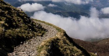 SOLOFRA (AV) – TENTA IL SUICIDIO LANCIANDOSI DA UN DIRUPO: 40ENNE SALVATO IN EXTREMIS